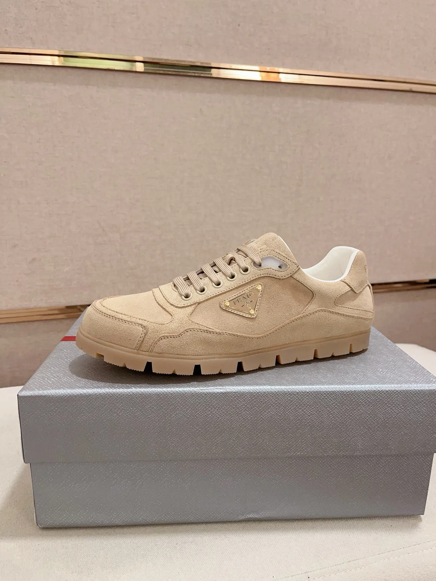 Men's shoes 💰 540💰 ✔️✔️✔️Higher version High-quality new PRADA (Prada) counters are launched at the same time. The new men's shoes and 😘 fabrics are made of high-tech glue-making technology. Lining: Full cowhide lining. 👍🏿 High-end ☄️ air-cushion molded anti-slip rubber outsole, exquisite lines, simple and elegant, comfortable and high-end for leisure travel. Code number: 38 to 44 (45 can be customized and cannot be returned or exchanged)